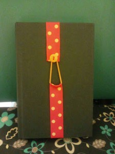 button and ribbon bookmarks using an elastic hair tie
