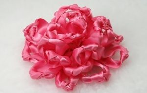 use double face satin ribbon rolls to make pretty flowers for decorations