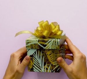 use custom ribbon rolls to make a classic pom-pom gift bow for your dad on Father's Day