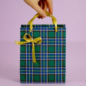 use custom ribbon rolls to make a classic gift bow for your dad on Father's Day