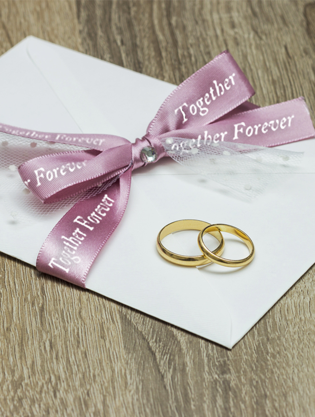 Rings with quartz ribbon and white imprint